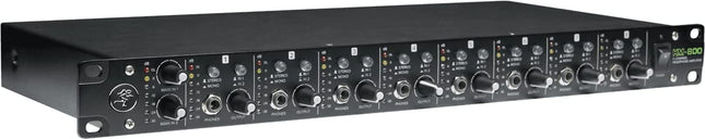Mackie HM-800 8-kanaliline kõrvaklapivõimendi kahe stereo sisendiga, 2 kõrvaklapiväljundiga kanali kohta (kokku 16) ja aux-sisendiga kanali kohta