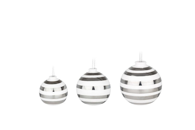 Kähler, Designer Special - Omaggio Christmas tree balls in a set of 3 made of ceramic in silver, Ø4, Ø5, Ø6