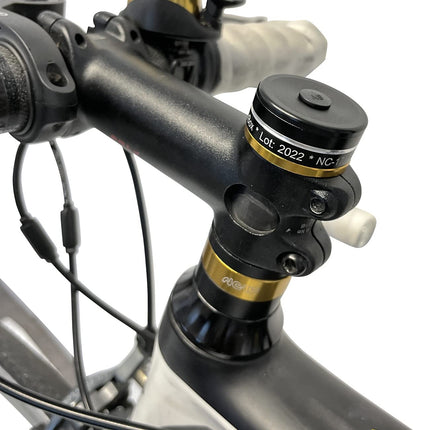 NC-17 Connect AirBox A-peakomplekti kinnitus | Jalgrattahoidik vargusvastase kaitsega Apple AirTagile | Ainult A-peakomplektiga jalgratastele | Lasergraveeringuga