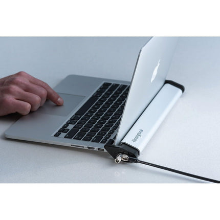 Kensington K64453WW sülearvuti lukustusjaam 2.0 koos MicroSaver 2.0-ga Apple MacBookidele ja üliõhukestele sülearvutitele, hõbedane/must