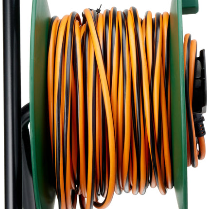 Electraline 49248 kaablirull 40M 2x1.5 koos Electralock pistikupesaga ja toiteühenduse lukustussüsteemiga, mis hoiab ära ühendatud seadme juhusliku lahtiühendamise kasutamise ajal.