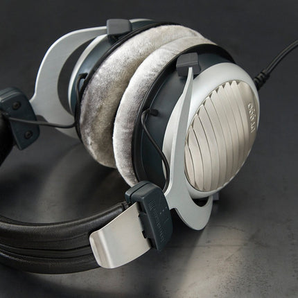 Beyerdynamic DT 990 Edition 32-oomised kõrvapealsed stereokõrvaklapid. Avatud disainiga, juhtmega, tipptasemel, tahvelarvutitele ja nutitelefonidele.