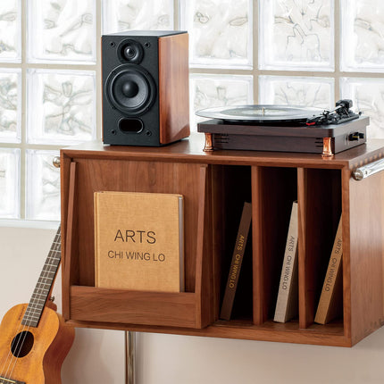 EDIFIER Studio R1380T 2.0 riiulikõlarisüsteem (42 vatti) ehtsast puidust (MDF) korpuses. Kaks LINE IN-ühendust. Infrapuna-kaugjuhtimispult ja külgmised juhtnupud bassi, kõrgete helitugevuse ja muude helitugevuse jaoks.