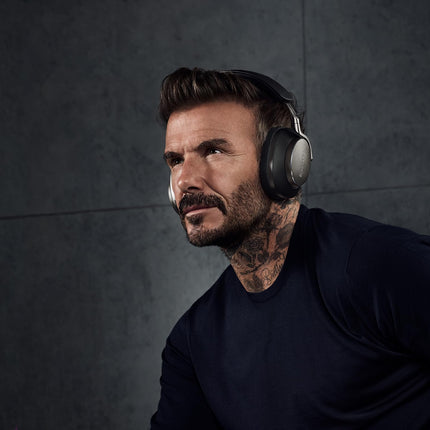 Bowers &amp; Wilkins PX8 lipulaevkõrvaklapid, millel on Bluetooth 5.0 ja kiirlaadimine, 30 tundi kõrglahutusega taasesitust ja sisseehitatud mikrofon, mustad