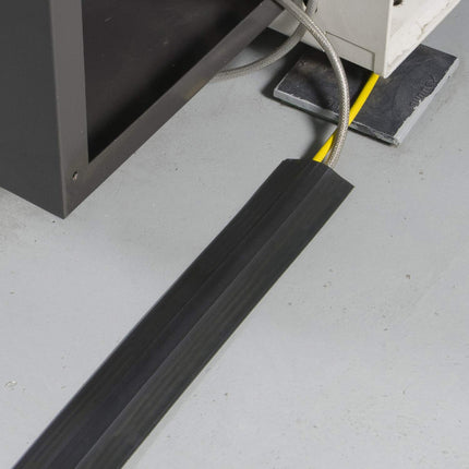 D-Line põrandakaablikate FC83B/2C/9M pistikühendusega | Modulaarne voolikukate | Jalakäijate liikluseks sobiv põrandakaablikate | Põrandakaablikanal 83x15mm lai, 9m pikk - must