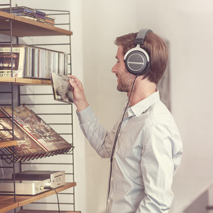 Beyerdynamic Amiron kodukõrvaklapid antratsiitvärvis. Avatud disain, eemaldatav juhe, tipptasemel.