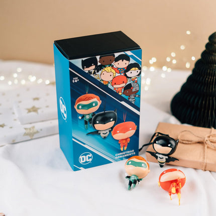 Grupo Erik jõulupuu kaunistusfiguuride komplekt DC Comics Batman, Flash ja Green Lantern - 3 jõuluripatsit Jõulupuu kaunistused - kuusepuu kaunistusfiguurid DC Comicsi ametlik kaubaartiklid