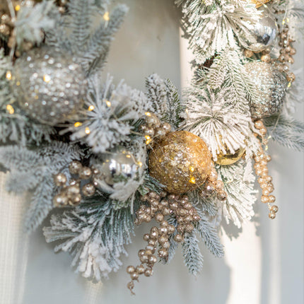 YULETIME 61 cm jõulupärg kunstjõulupärg jõuluehtede, marjade, lehtede, kuuseokste ja lumiste männiokastega (kuldne pall) (müüakse EL-is ilma tuledeta)