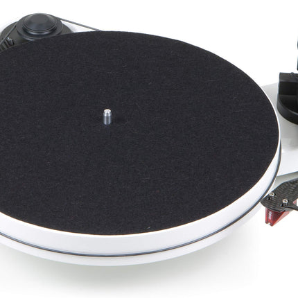 Pro-Ject RPM 1 Carbon rihmülekandega plaadimängija (sisaldab Ortofon 2M punast, valget)