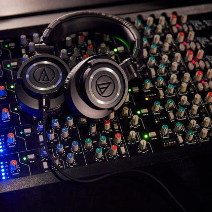 Audio-Technica AVC200 suletud dünaamilised kõrvaklapid mustad