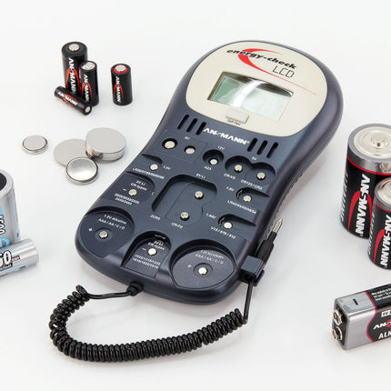 ANSMANN EUR1485 aku tester energiakontrolli LCD-ga - usaldusväärne professionaalne testimisseade digitaalse ekraaniga mahtuvuse, pinge ja energiasisalduse jaoks - universaalne tester laetavate akude, nööppatareide jms jaoks.