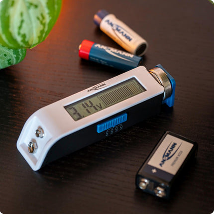 ANSMANN battery tester for rechargeable batteries and batteries AAA, AA, C, D, 9V, Li-Ion, button cells, and more. Battery tester, quick and easy display of charge status, compact and reliable for home and on the go.