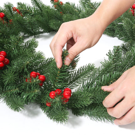 Christmas wreath for the front door with 12 red berries, 120 pine leaf tips, artificial Christmas garland made of PVC+PE, hanging wreath, Christmas decoration for indoor outdoor window fireplace wall