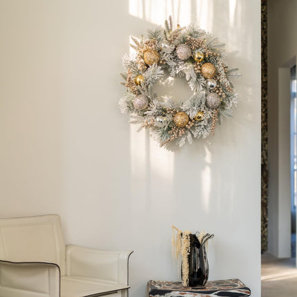 YULETIME 61 cm jõulupärg kunstjõulupärg jõuluehtede, marjade, lehtede, kuuseokste ja lumiste männiokastega (kuldne pall) (müüakse EL-is ilma tuledeta)