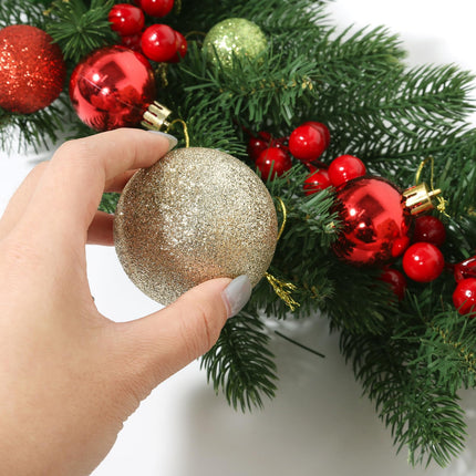 Christmas wreath for the front door with 12 red berries, 120 pine leaf tips, artificial Christmas garland made of PVC+PE, hanging wreath, Christmas decoration for indoor outdoor window fireplace wall