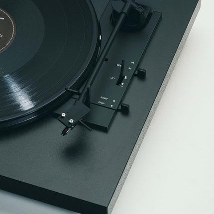 Pro-Ject Automat A1, täisautomaatne plaadimängija fono-eelvõimendiga, elektroonilise 33/45 lülitusega ja OM10 eelhäälestusega helipeaga, must