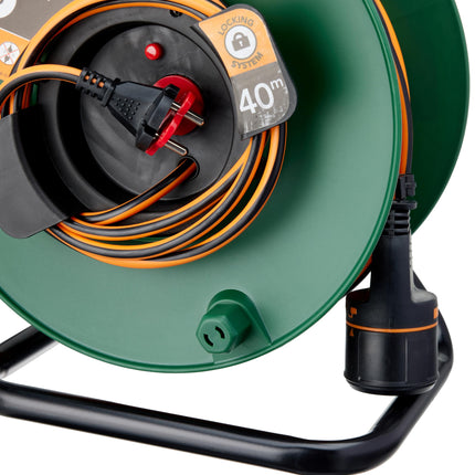 Electraline 49248 kaablirull 40M 2x1.5 koos Electralock pistikupesaga ja toiteühenduse lukustussüsteemiga, mis hoiab ära ühendatud seadme juhusliku lahtiühendamise kasutamise ajal.