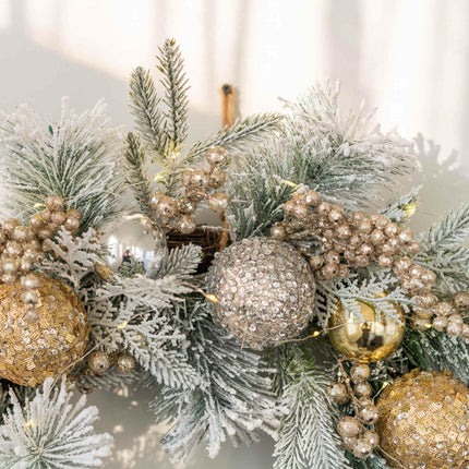 YULETIME 61 cm jõulupärg kunstjõulupärg jõuluehtede, marjade, lehtede, kuuseokste ja lumiste männiokastega (kuldne pall) (müüakse EL-is ilma tuledeta)
