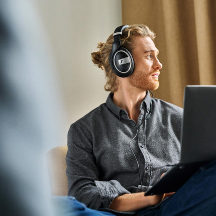 Sennheiser HD 599 Special Edition, kõrvaklapid avatud kõrvapealse disainiga, ergonoomilise akustilise töötlusega (EAR) ja pehmete vahetatavate kõrvapatjadega, mustad