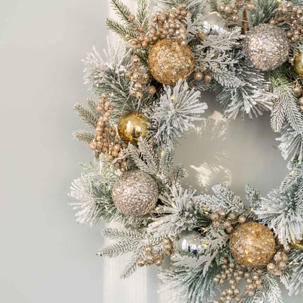 YULETIME 61 cm jõulupärg kunstjõulupärg jõuluehtede, marjade, lehtede, kuuseokste ja lumiste männiokastega (kuldne pall) (müüakse EL-is ilma tuledeta)
