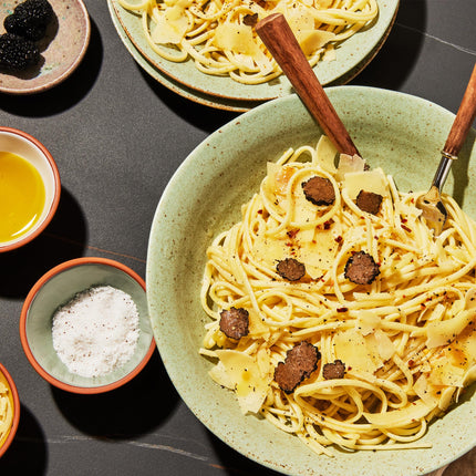 Thoughtfully Gourmet gurmeetrühvli soola ja oliiviõli kinkekomplekt sisaldab 4 esmaklassilist ekstra neitsioliiviõli ja 2 trühvli soola päris trühvlitega, 6 toote komplekt.