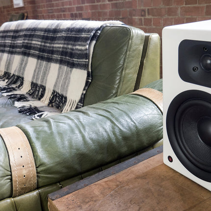 wavemaster TWO NEO soft white – Bookshelf speaker system (60 watts) with Bluetooth streaming, digital connections, and IR remote control. Active speakers for use with TV/tablet/smartphone, matte white (66366)