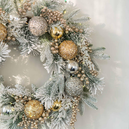 YULETIME 61 cm jõulupärg kunstjõulupärg jõuluehtede, marjade, lehtede, kuuseokste ja lumiste männiokastega (kuldne pall) (müüakse EL-is ilma tuledeta)