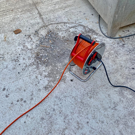 Brennenstuhl Garant S V2 IP44 kaablirull (50 m must kaabel, valmistatud Saksamaal, lühiajaline välistingimustes kasutamine IP44) ja Brennenstuhl Safe-Box Big IP44 (kaitsekarp pikenduskaablitele)