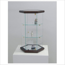 Väike kuuekandiline vitriinkapp VM113T (tumedast pähklipuust)