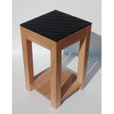Martin Weddeling Flower Stool Kõrvallaud koos hoiuriiuliga Massiivne pöögi südamepuit ja graniit Must Mõõtmed: 30 x 30 x 46 cm kõrge Valmistatud mõõtude järgi.