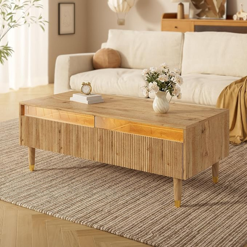 BTM Sellel kaasaegsel LED-kohvilaual on laineline sahtliplaat, kuldsed puidust jalad, kaks sahtlit ja värvimuutuv LED-valgusriba.